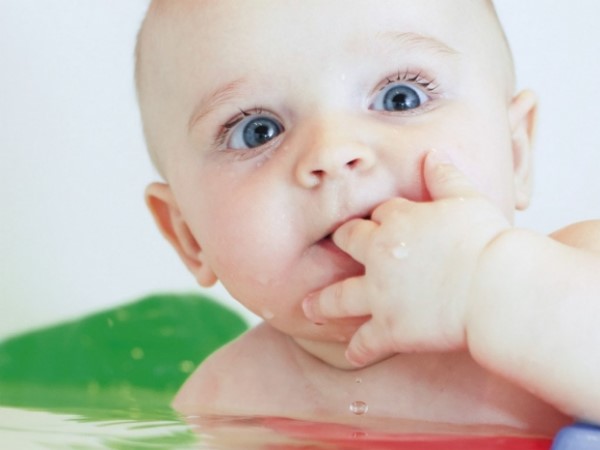 Что делать, когда у ребёнка режутся зубы? Как облегчить его боль