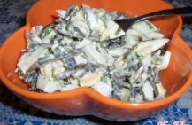 Салат из морской капусты с яйцами и луком