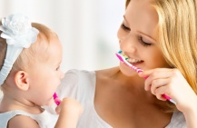 Когда начинать чистить ребёнку зубы?