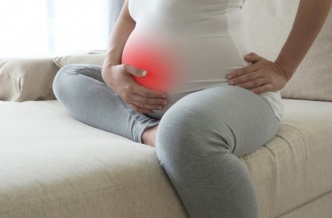 Причины боли в животе возле пупка у беременной