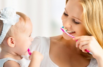Когда начинать чистить ребёнку зубы?