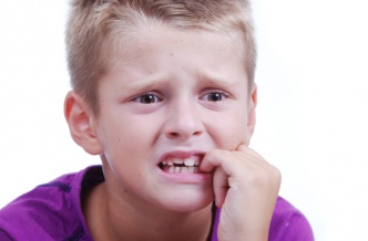 Почему ребёнок грызёт ногти и как отучить его от этого занятия?