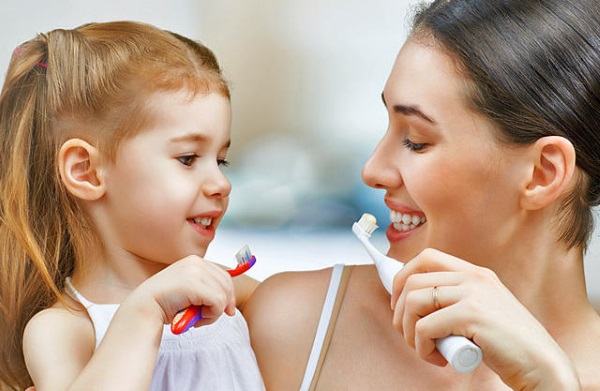 Чистка зубов с ребёнком