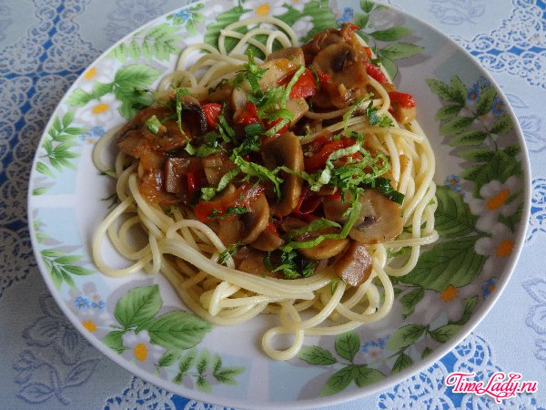 Спагетти с шампиньонами и овощами