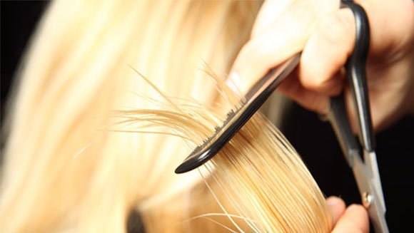 Процесс стрижки волос