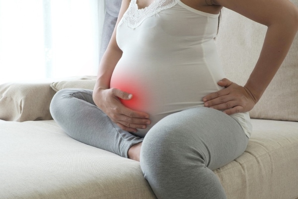 Болит живот возле пупка у беременной